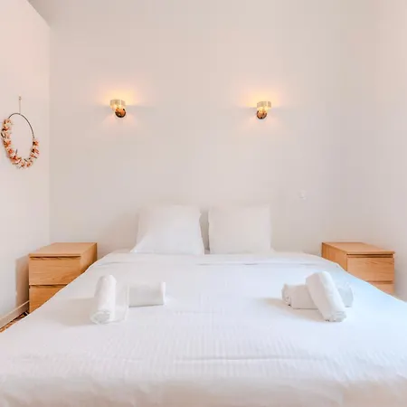 Peaceful Air-conditioned Haven With An Inner Courtyard Apartment